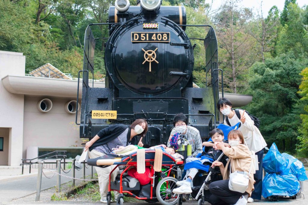 パートナーの井上さんと南さん、浦野さん親子、齋藤さん親子との集合写真。D51形蒸気機関車の前で。