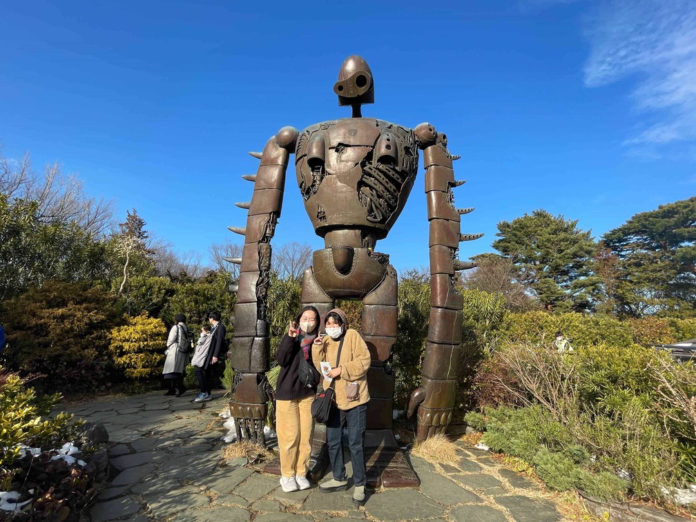 ロボット兵の前に記念撮影をする関根さんと平澤さん
