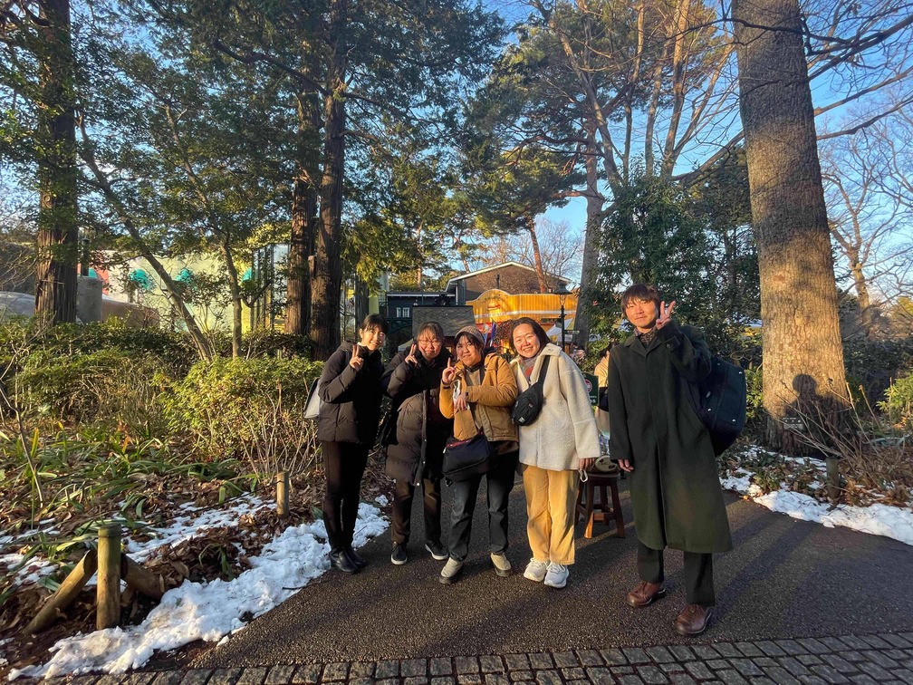 屋外での記念撮影。左から中村さん、雨宮さんと、関根さん、平澤さん、みんミ事務局スタッフの5名が横に並ぶ。
